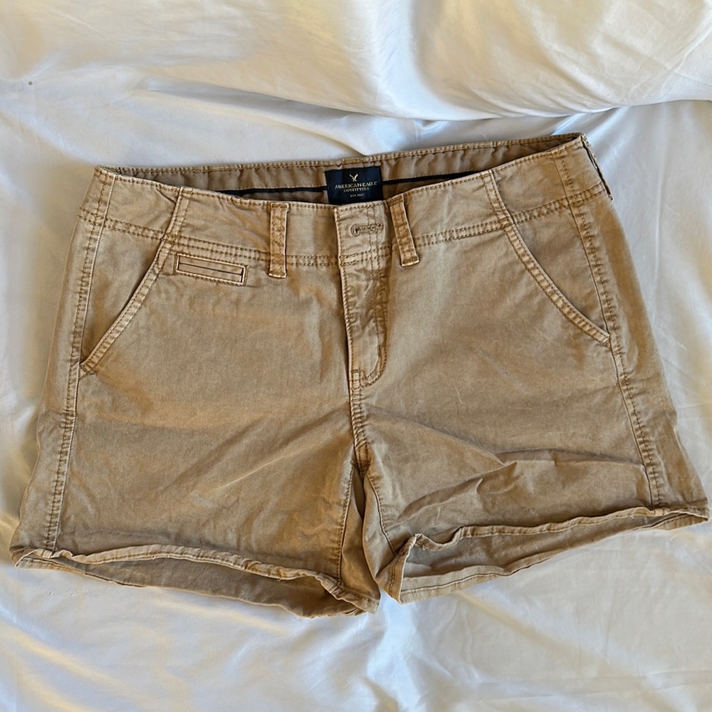 American Eagle Outfitters khaki shortie